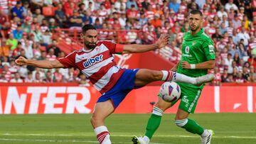 Momento del partido de LaLiga EA Sports entre el Granada y el Betis.