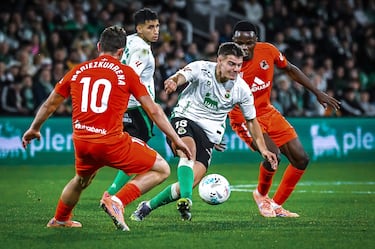 El canterano de Lezama crece parido a partido. Cada vez tiene mayor protagonismo y cada balón que toca, mejora la jugada.