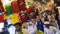 Las calles del zoco se han llenado de camisetas y todo tipo de merchandising de los equipos del Mundial.