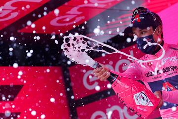 El ciclista colombiano Egan Bernal del Team INEOS Grenadiers ganó la novena etapa del Giro de Italia 2021 y es el nuevo líder de la clasificación general.