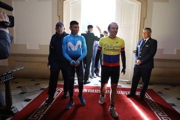 En compañía del director de Coldeportes, Ernesto Lucena, Nairo Quintana recorrió Bogotá desde la sede de la institución hasta Presidencia en bicicleta, con motivo de la celebración de los 50 años de la entidad.