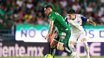 MEX373. LEÓN (MÉXICO), 20/04/2025.- Rodrigo Echeverría (i) del León disputa un balón con José Alvarado de Monterrey este domingo, en un partido de la jornada 17 del torneo Clausura 2025 de la Liga MX entre León y Monterrey, en el estadio León en la ciudad de León (México). EFE/ Luis Ramírez
