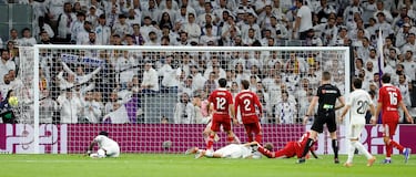 1-0. Rodrygo lanza una fantástica falta desde la derecha . Jude Bellinghan, que se anticipa con su salto a la defensa del Sevilla, remata con un poderoso cabezazo superando a Odysseas Vlachodimos.