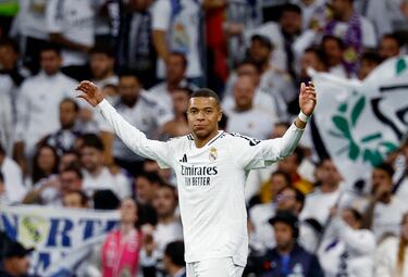 El francés no podía creer que su gol no subiera al marcador por una posición adelantada.