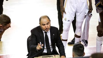 Chus Mateo da instrucciones a sus jugadores durante el partido.