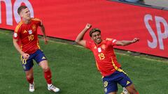 Lamine y Dani Olmo celebran el triunfo ante Alemania.