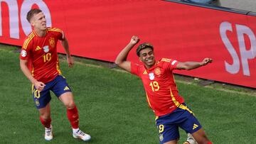 Lamine y Dani Olmo celebran el triunfo ante Alemania.