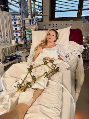 La estadounidense Lindsey Vonn, que el domingo sufrió una dura caída en el descenso de esquí alpino de los Juegos, mostró su primera imagen en redes en el hospital. Y explicó que la tercera operación de su tibia izquierda fue un éxito.