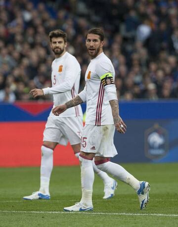 Sergio Ramos and Gerard Piqué during the France - Spain game.