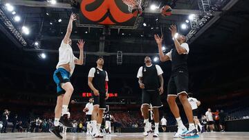 Ognjen Kuzmic, Gustavo Ayón, Trey Thompkins y Walter Tavares, en el entrenamiento de ayer, previo a la final de la Euroliga de esta tarde en el Stark Arena.
