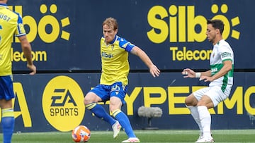 Álex Fernández junto a Óscar Plano en el encuentro que enfrentaba al Cádiz CF y al Elche en la tarde de ayer en el Nuevo Mirandilla.