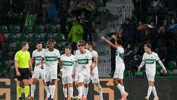 ELCHE (ALICANTE), 21/12/2025.- Los jugadores del Elche celebran un gol este domingo, durante el partido de la jornada 17 de LaLiga EA Sports, que disputan Elche CF y Rayo Vallecano en el Estadio Manuel Martínez Valero. EFE/ Pablo Miranzo