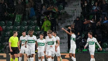 ELCHE (ALICANTE), 21/12/2025.- Los jugadores del Elche celebran un gol este domingo, durante el partido de la jornada 17 de LaLiga EA Sports, que disputan Elche CF y Rayo Vallecano en el Estadio Manuel Martínez Valero. EFE/ Pablo Miranzo