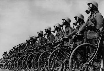Bicicletas unidas a una metralladora alemana. La fotografía se tomó alrededor de 1939.