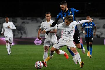 Roberto Gagliardini entre Lucas Vazquez y Luka Modric.