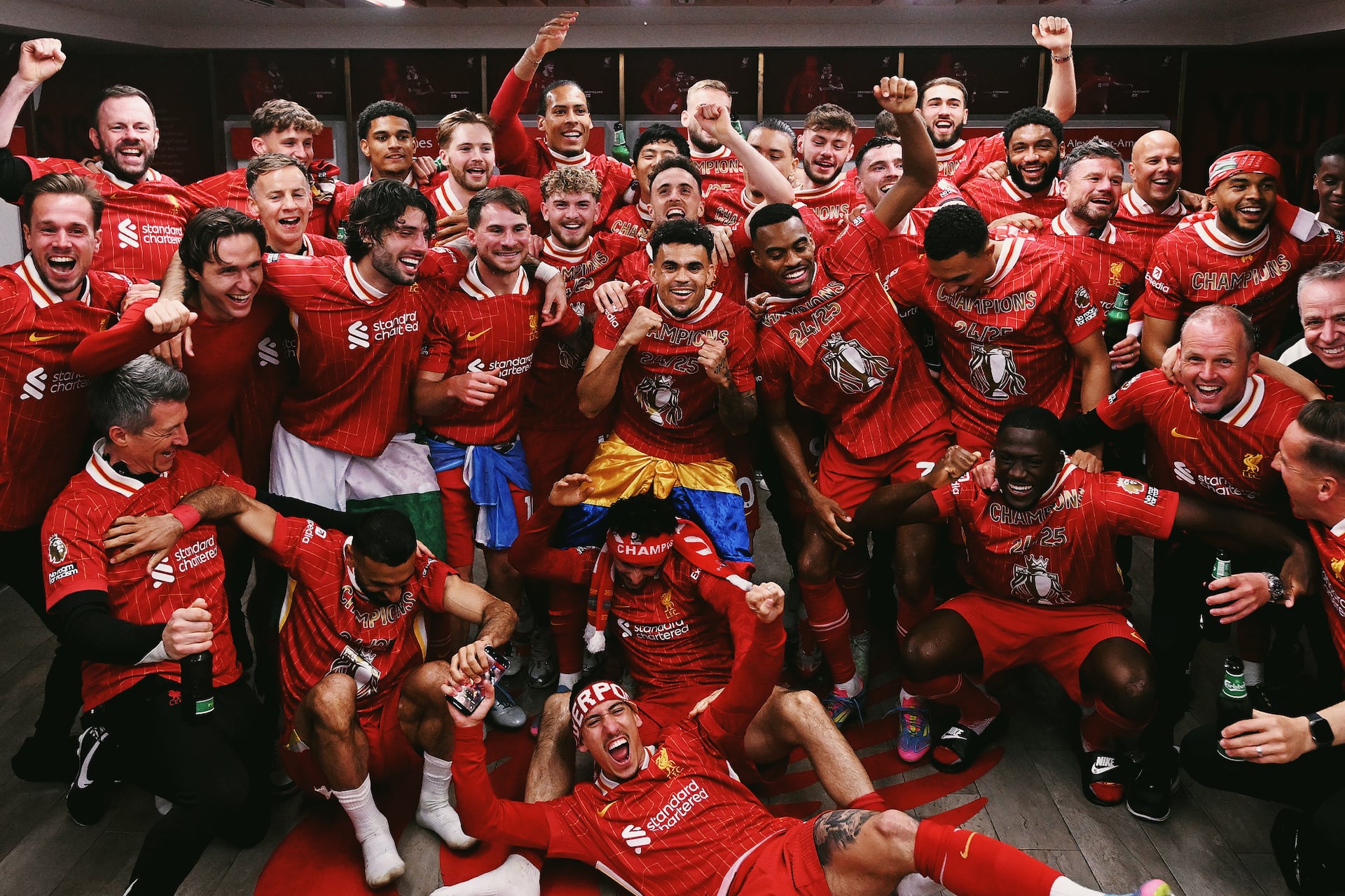Así festeja Luis Díaz su primera Premier League con Liverpool.
