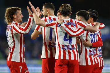 Los jugadores rojiblancos celebran el 0-1.