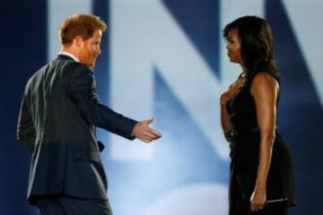 El Prncipe Harry saluda a Michelle Obama.