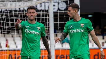 CARTAGENA (MURCIA), 05/01/2025.- El jugador del C.D Leganés Dani Raba (i) celebra junto a Diego Garcia (d), el segundo gol ante el jugador F.C. Cartagena, durante el partido correspondiente a los dieciseisavos de final de la Copa del Rey, que están disputando este domingo en el estadio Cartagonova en Cartagena. EFE/Marcial Guillén