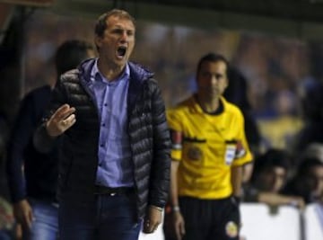 Rodolfo Arruabarrena, coach of Boca Juniors, shouts at his players during their Copa Libertadores soccer match against River Plate in Buenos Aires, Argentina, May 14, 2015.    REUTERS/Enrique Marcarian 