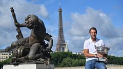 Rafael Nadal posa con la Copa de Mosqueteros en París tras conquistar su 14º Roland Garros