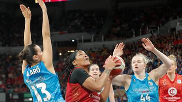 ZARAGOZA, 02/04/2023.- La jugadora estadounidense del Casademont Zaragoza, Markeisha Gatling (c), intenta encestar ante las defensoras del Perfumerías Avenida durante la final de Copa de la Reina disputado hoy domingo en el Pabellón Príncipe Felipe de Zaragoza. EFE/Javier Cebolllada
