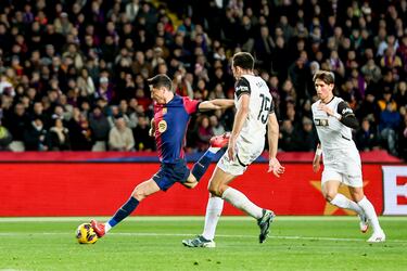 El tanto del polaco que, como el resto de sus compañeros, han anotado en su primer disparo a portería, le sirve para alargar distancias con Mbappé en la lucha por ser el máximo goleador de LaLiga EA Sports.