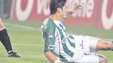 <b>GOL DE ORO. </b>Edu, como un pichichi tradicional, enchufó un balón que valió tres puntos dorados para el necesitado Betis.