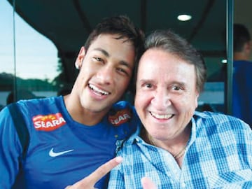 El jugador brasileño posó para la foto junto a Carlos Villagrán, actor que protagonizó a Quico