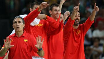 Scariolo pide calma, mientras el banquillo español celebra una canasta.