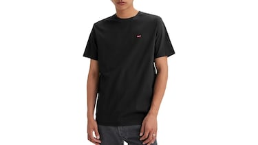 La camiseta negra de Levi’s que arrasa en Amazon: con un 42% de descuento y por menos de 15 euros