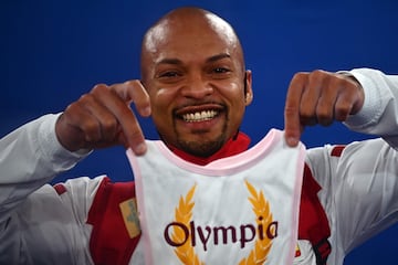 Ray Zapata, con el babero de su hija Olympia en los Juegos de Tokio tras ganar la plata en suelo.