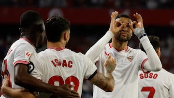 SEVILLA, 22/04/2024.- El delantero marroquí del Sevilla Youssef En-Nesyri (d) celebra tras marcar el 1-0 ante el Mallorca, durante el partido de la jornada 32 de LaLiga que Sevilla FC y RCD Mallorca juegan este lunes en el estadio Sánchez-Pizjuán de Sevilla. EFE/ Julio Muñoz
