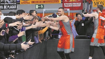 Paunic y Wear celebran un triunfo con la afición del Fuenlabrada.