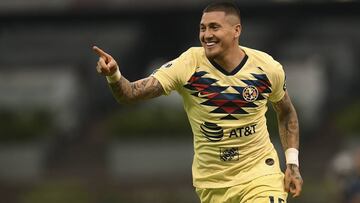 Nicolás Castillo festejando un gol con América.