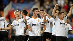 Los jugadores del Valencia celebran la victoria.