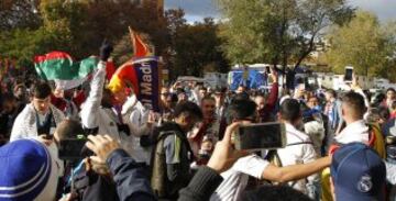 Seguidores del Real Madrid y Barcelona.