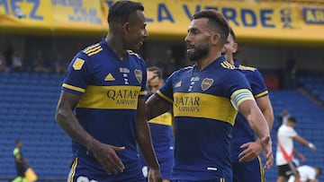 BUENOS AIRES, ARGENTINA - MARCH 14: Sebastián Villa of Boca Juniors celebrates with Carlos Tevez after scoring the first goal of his team with a penalty kick during a match between Boca Juniors and River Plate as part of Copa De La Liga Profesional 2021 at Estadio Alberto J. Armando on March 14, 2021 in Buenos Aires, Argentina. (Photo by Marcelo Endelli/Getty Images)