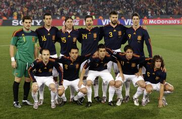 El once de España (arriba y de izquierda a derecha): Casillas, Busquets, Sergio Ramos, Xabi Alonso, Piqué y Fernando Torres. Abajo, y en el mismo orden: Iniesta, Xavi, Villa, Capdevila y Puyol. Conese once salía Vicente del Bosque a luchar por el pase a octavos.