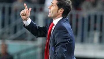 <b>PACIENTE. </b>Marcelino sigue moldeando lentamente a su Sevilla.