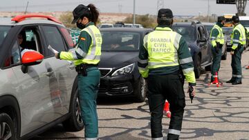 ARROYOMOLINOS (MADRID) 26/03/2021.- Agentes de la Guardia Civil de Tráfico montan un control en la R5 a la altura de la localidad madrileña de Arroyomolinos, este viernes. A4.818 agentes de Policía Nacional y Guardia Civil forman el dispositivo especial desplegado en la Comunidad de Madrid para vigilar que se cumpla el cierre perimetral de la región durante la Semana Santa y las medidas sanitarias por el coronavirus, según han informado a Efe fuentes de la Delegación del Gobierno. EFE/J.J. Guillén