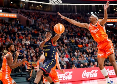 Pradilla y Badio lideran la remontada taronja