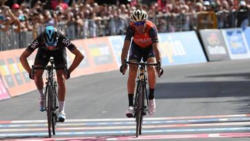 ITA301 STELVIO (ITALIA) 23/05/2017.- El ciclista italiano Vincenzo Nibali (c), del equipo Bahrain-Merida, cruza la línea de meta para ganar la 16ª etapa del Giro de Italia, entre Rovetta y Bornio (Italia), hoy, 23 de mayo de 2017. EFE/Alessandro Di Meo