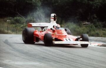 Una década depués, en 1975 los coches de Fórmula 1 eran muy parecidos a los de hoy. En imagen, el Ferrari 312 T dirigido por Clay Regazzoni que combinó el rojo con detalles en blanco, azul y amarillo. 