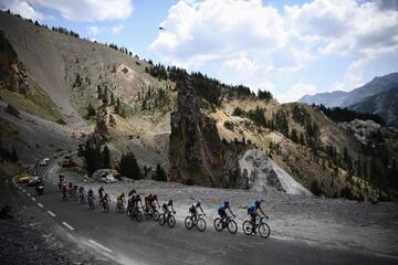 Longitud: 15,9 km / Pendiente media: 6,8% / Rampas m¨¢ximas: 14% / Altitud: 2.360 m. Otro de los titanes alpinos, que rivaliza por popularidad y dureza con los dos anteriores, siendo una especie de combinaci¨®n entre ambos. El porcentaje m¨¢ximo de sus rampas y su altitud son s¨®lo aptas para los corredores del m¨¢s alto nivel. Aqu¨ª han ganado estrellas como ¡®Purito¡¯ Rodr¨ªguez, Garzelli, Botero, Chiappucci, Merckx o Bahamontes.