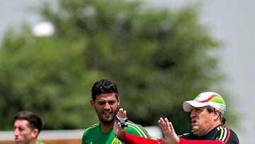 Miguel Herrera revela que fue ‘bateado’ por Carlos Vela previo a Brasil 2014