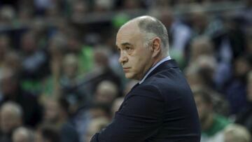 KAU02. KAUNAS (LITUANIA), 26/10/2017.- El entrenador de Real Madrid Pablo Laso gesticula hoy, jueves 26 de octubre de 2017, durante un juego entre Zalgiris y Real Madrid de la Euroliga, que se disputa en Kaunas (Lituania). EFE/VALDA KALNINA