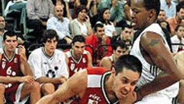 <b>EN SU LÍNEA.</B> Serrano y Hawkins cumplieron con su trabajo.