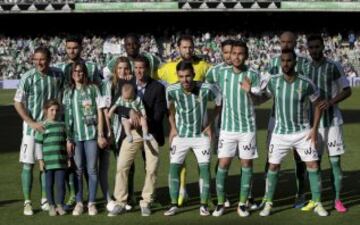 El once inicial del Betis. De pie: Joaquín, Jorge Molina, N'Diaye, Juan Merino Dani Giménez, Ceballo, Vargas, Petros Matheus,  Wolfgang, Montoya y Pezzella. 