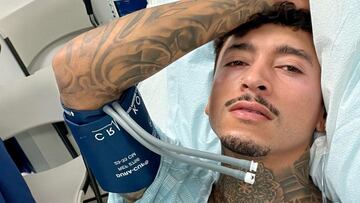 El skater Nyjah Huston con el aparato de la tensi&oacute;n en el brazo y ara triste, en el hospital, a mediados de agosto del 2022, tras haberse roto el ligamento cruzado anterior de la pierna. 